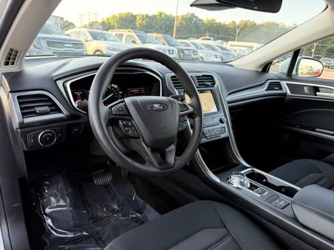 Used 2019 Ford Fusion SE FWD image 12