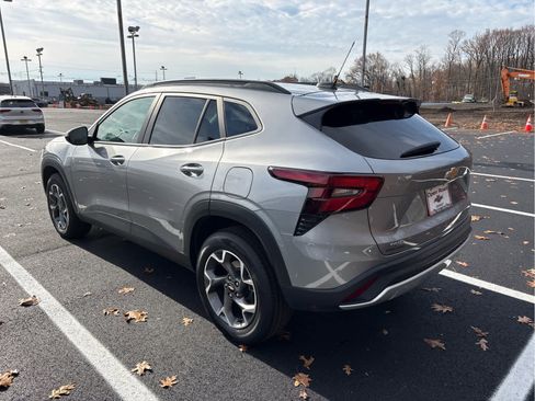 Used 2024 Chevrolet Trax LT w/ Driver Confidence Package image 6