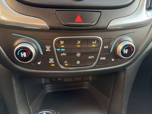 Used 2018 Chevrolet Equinox LT image 32