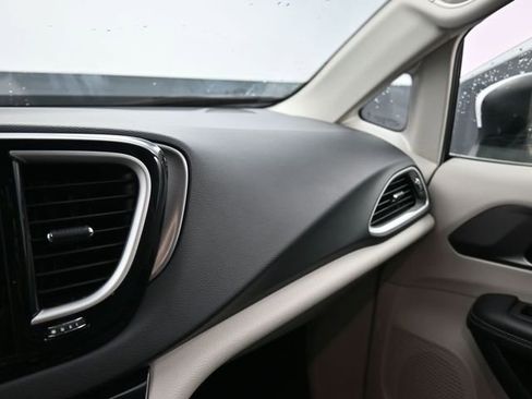 Used 2023 Chrysler Pacifica Touring-L image 20