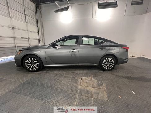 Used 2025 Nissan Altima 2.5 SV FWD image 4