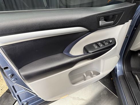 Used 2017 Toyota Highlander XLE image 29