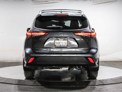 Used 2023 Toyota Highlander XLE FWD image 3