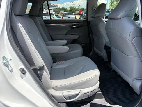 Used 2024 Toyota Highlander Limited AWD/4WD image 7