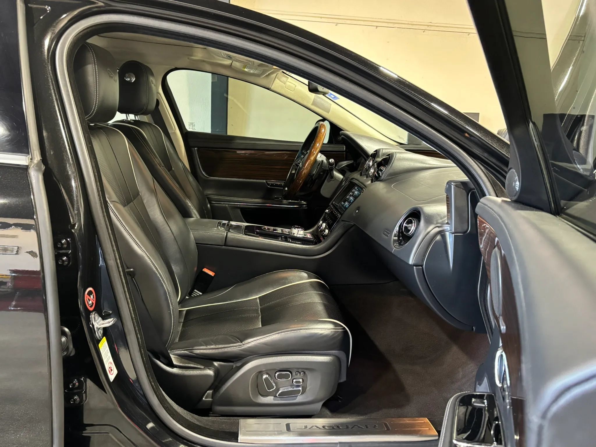 Used 2015 Jaguar XJ L Portfolio AWD/4WD image 18