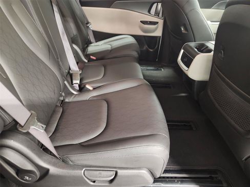Used 2024 Kia Carnival LX FWD image 23
