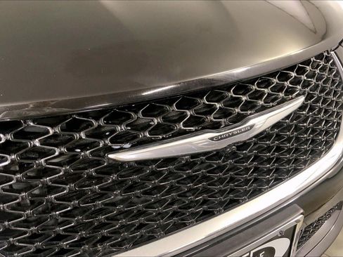 Used 2024 Chrysler Pacifica Touring-L FWD image 29