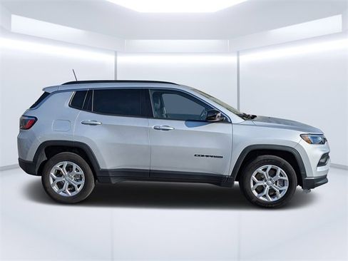 Used 2024 Jeep Compass Latitude image 2