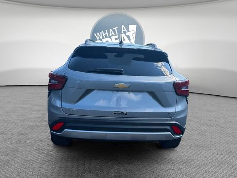 Certified 2025 Chevrolet Trax LT w/ Driver Confidence Package FWD image 5