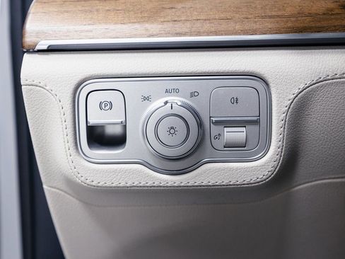 Used 2025 Mercedes-Benz GLS 450 4MATIC image 10