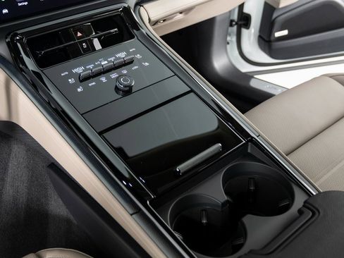 Certified 2025 Porsche Panamera 4 image 24