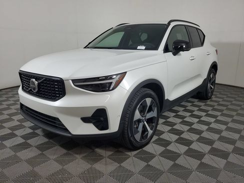 Certified 2026 Volvo XC40 B5 Plus AWD/4WD image 4