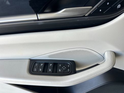 Used 2025 Porsche Macan Electric RWD image 12
