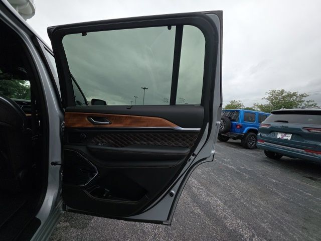 Used 2025 Jeep Grand Cherokee L Summit AWD/4WD image 20