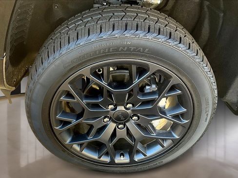 New 2025 Jeep Grand Cherokee Summit image 12