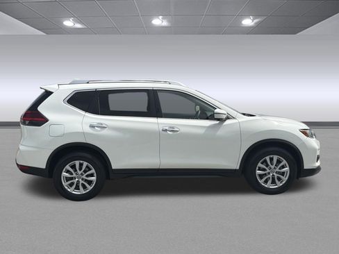 Used 2018 Nissan Rogue SV w/ Premium Package FWD image 2