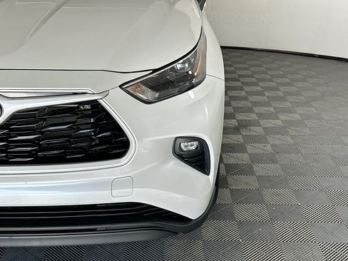 Used 2024 Toyota Highlander XLE FWD image 9