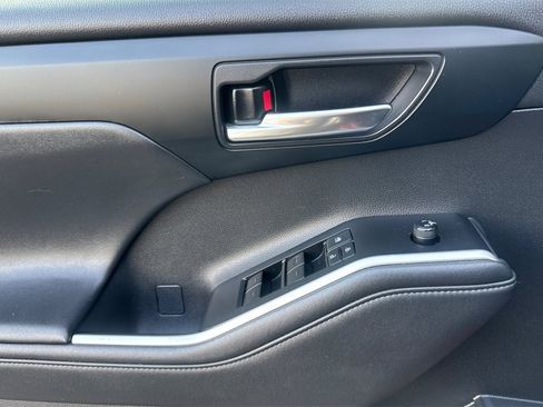 Certified 2021 Toyota Highlander XLE image 10