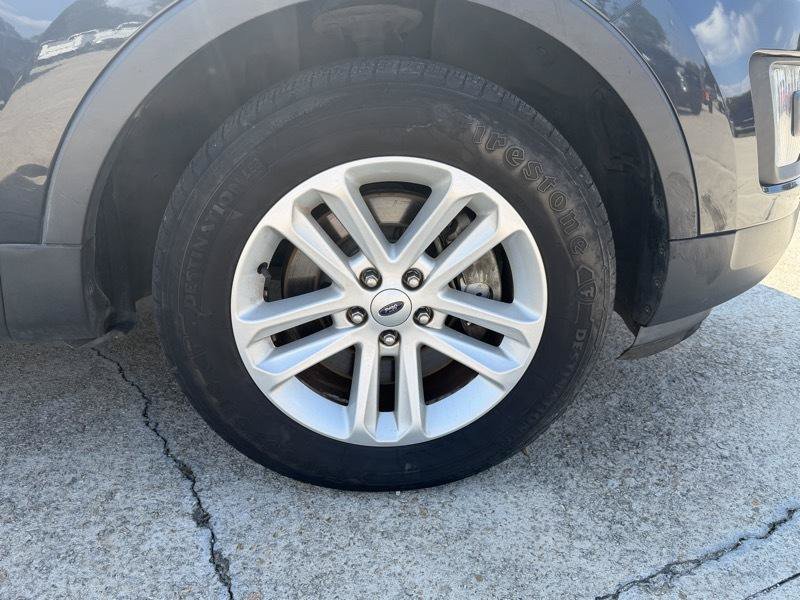 Used 2017 Ford Explorer XLT w/ Equipment Group 202A FWD image 11