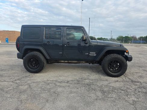 Used 2018 Jeep Wrangler Unlimited Sport w/ Connectivity Group AWD/4WD image 3