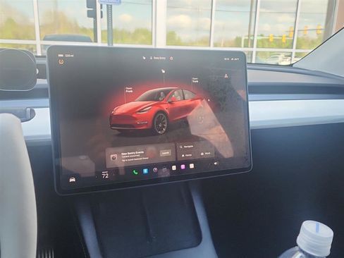 Used 2022 Tesla Model Y Long Range image 15