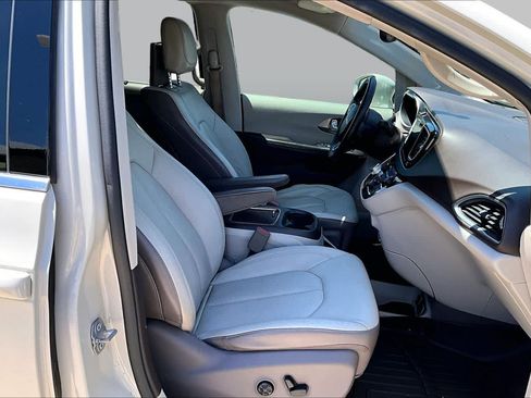 Used 2017 Chrysler Pacifica Touring-L Plus FWD image 7