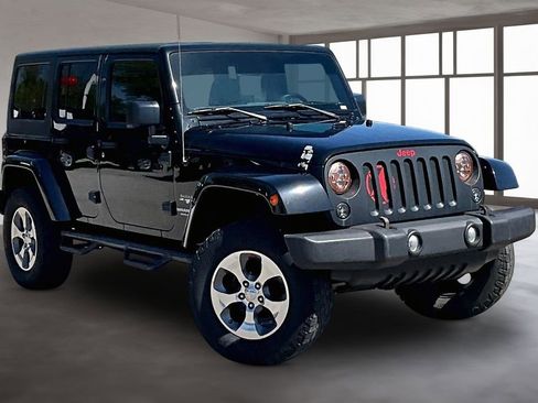 Used 2016 Jeep Wrangler Unlimited Sahara w/ Connectivity Group AWD/4WD image 14