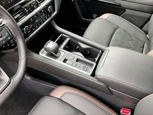 New 2026 Nissan Pathfinder Platinum FWD image 11