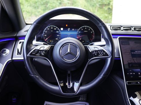 Used 2022 Mercedes-Benz S 500 4MATIC w/ AMG Line Package image 17