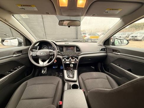 Used 2019 Hyundai Elantra SE w/ Cargo Package image 17