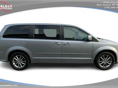 Used 2017 Dodge Grand Caravan SE FWD image 4