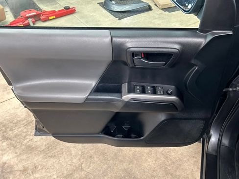 Used 2019 Toyota Tacoma SR5 AWD/4WD image 14