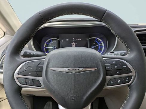 Used 2023 Chrysler Pacifica Touring-L FWD image 30