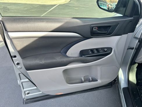 Used 2019 Toyota Highlander LE image 9