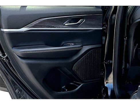 Certified 2024 Jeep Grand Cherokee Limited AWD/4WD image 36