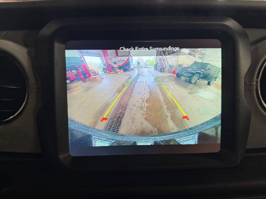 Used 2022 Jeep Wrangler Unlimited Sahara AWD/4WD image 39