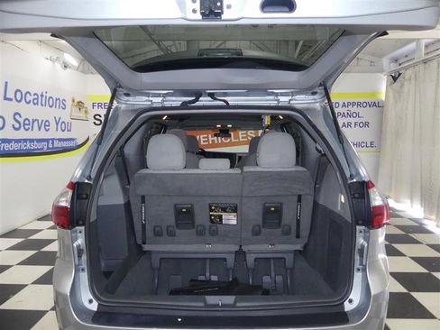Used 2020 Toyota Sienna L FWD image 23