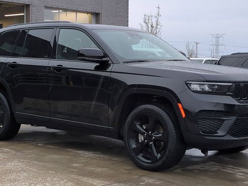 Used 2023 Jeep Grand Cherokee Altitude image 9