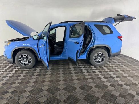Certified 2025 Honda Pilot TrailSport image 19