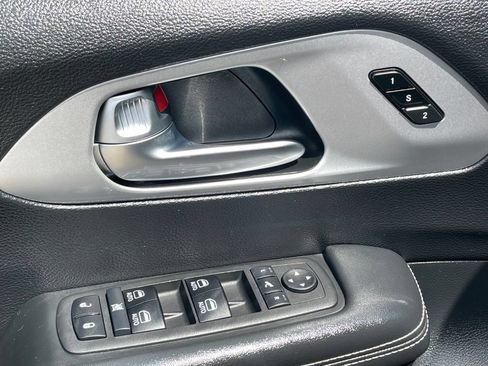 Used 2025 Chrysler Pacifica Limited FWD image 23