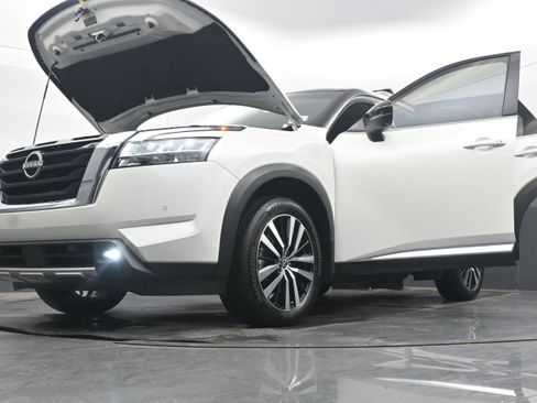 Used 2024 Nissan Pathfinder Platinum image 43
