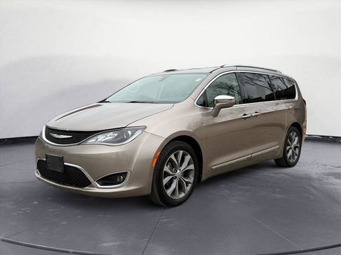 Used 2017 Chrysler Pacifica Limited w/ UConnect Theater Package image 2