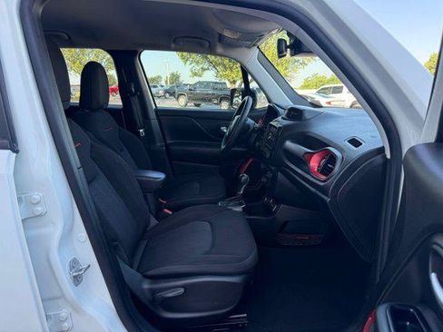 Used 2023 Jeep Renegade Trailhawk AWD/4WD image 3