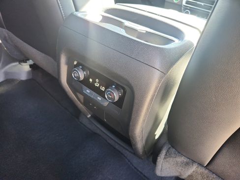 Used 2025 Chevrolet Traverse LT image 44