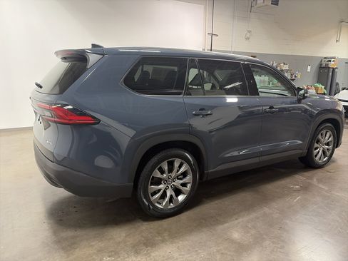 Used 2024 Toyota Grand Highlander Limited image 3