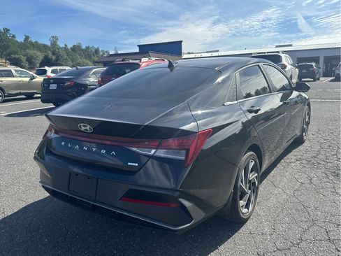 Used 2025 Hyundai Elantra Limited FWD image 5