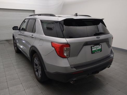 Used 2021 Ford Explorer XLT w/ Equipment Group 202A image 5