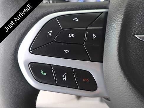 Used 2024 Chrysler Pacifica Touring-L FWD image 27