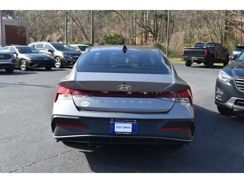Used 2024 Hyundai Elantra SEL image 4