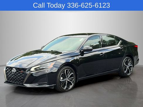 Used 2025 Nissan Altima 2.5 SR AWD/4WD image 2